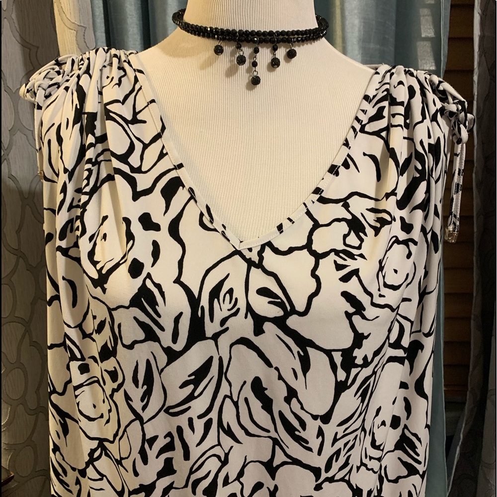 Top/no stains. Almost brand new.